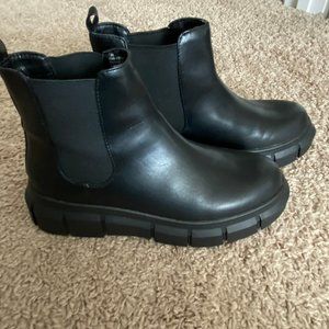 Size 7.5 Lug Sole Black Boots